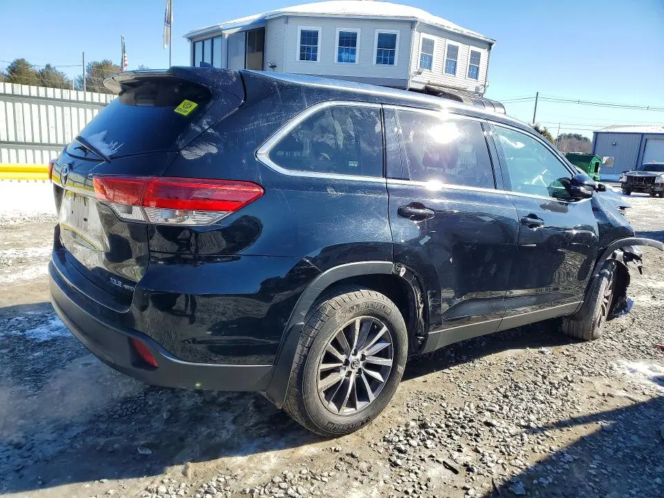 2019 TOYOTA HIGHLANDER SE  