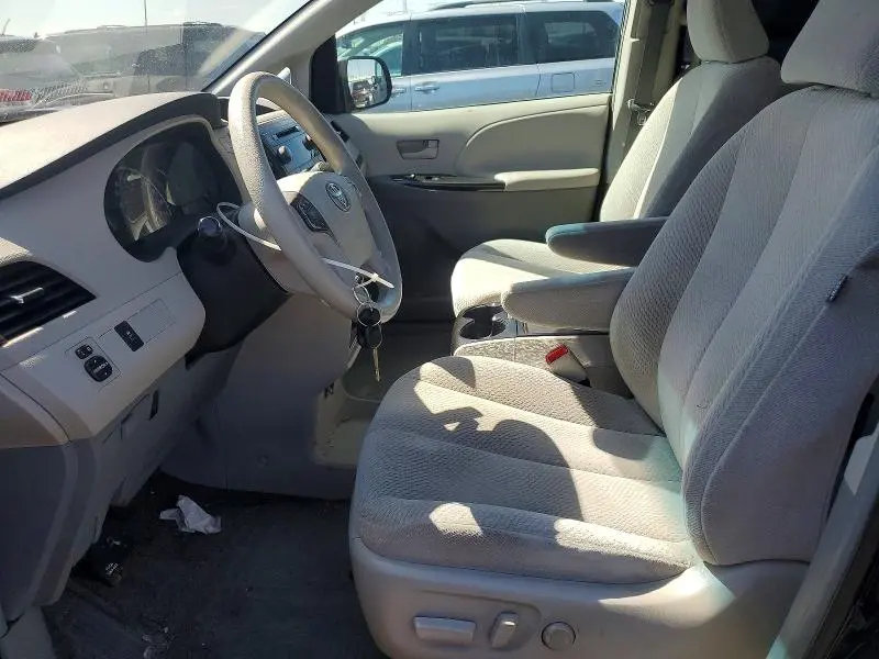 2013 TOYOTA SIENNA LE  