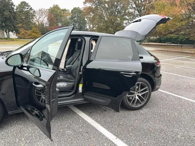 2024 PORSCHE MACAN BASE  