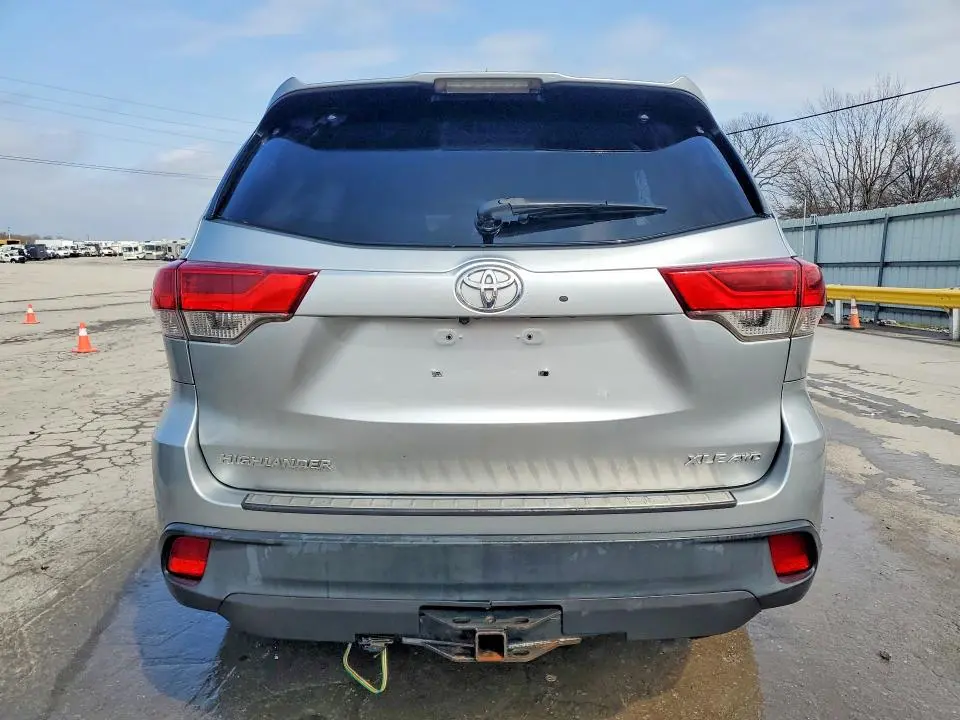2017 TOYOTA HIGHLANDER XLE  