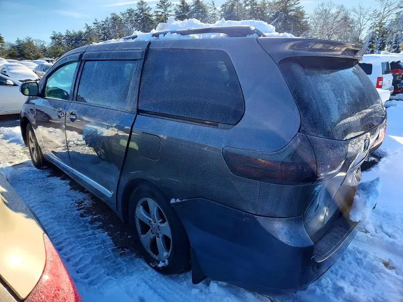 2017 TOYOTA SIENNA LE  
