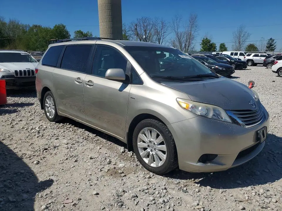 2016 TOYOTA SIENNA LE  