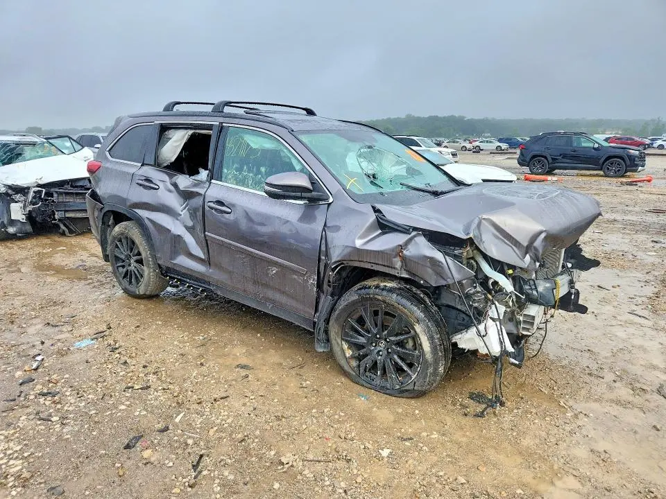 2019 TOYOTA HIGHLANDER SE  