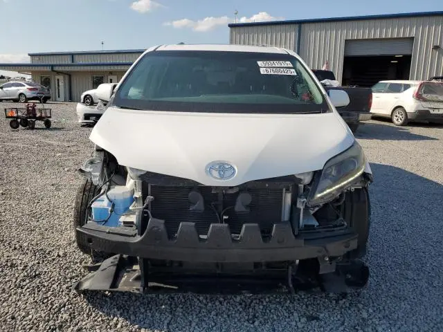 2016 TOYOTA SIENNA SE  