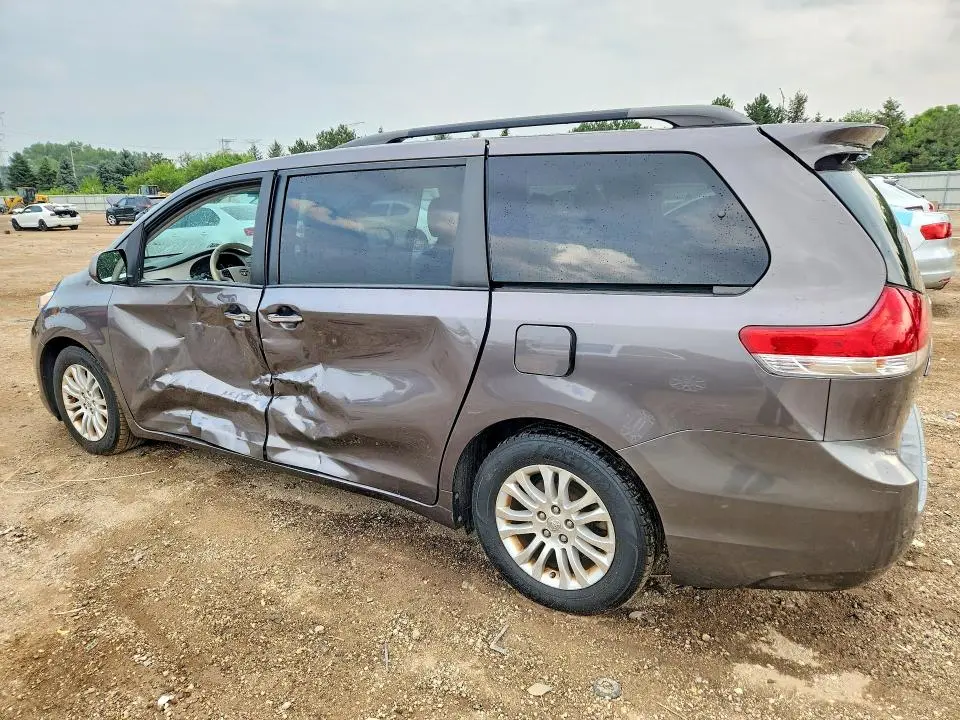 2013 TOYOTA SIENNA XLE 8-PASSENGER  