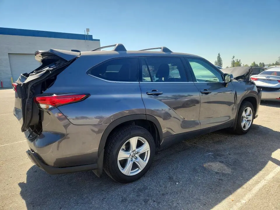 2022 TOYOTA HIGHLANDER LE  