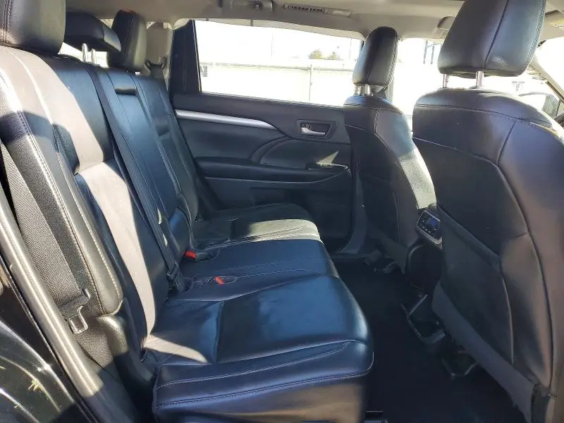 2019 TOYOTA HIGHLANDER SE  