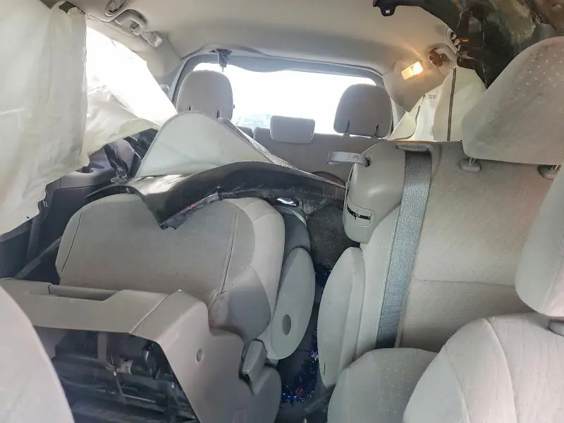 2015 TOYOTA SIENNA LE 8-PASSENGER  
