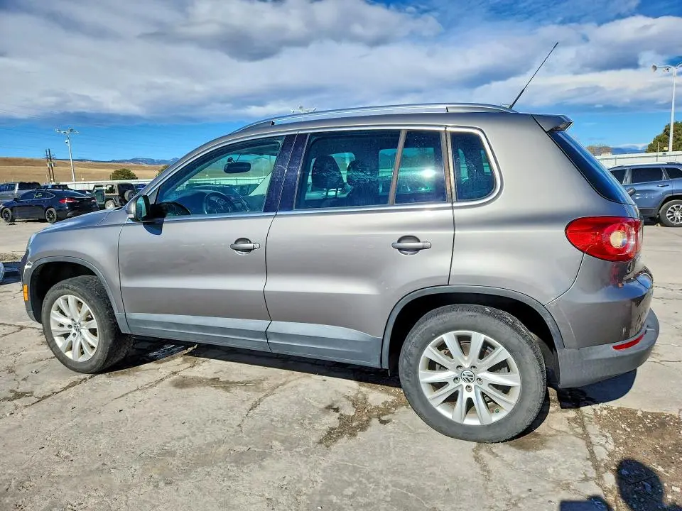 2010 VOLKSWAGEN TIGUAN SE  
