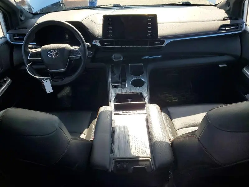 2022 TOYOTA SIENNA XSE  