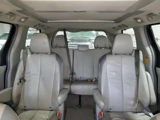 2013 TOYOTA SIENNA XLE  