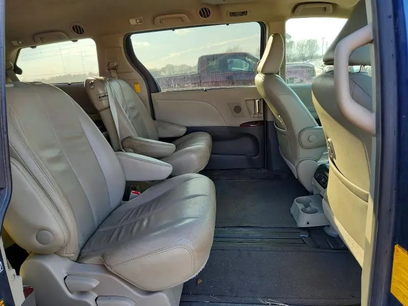 2014 TOYOTA SIENNA XLE 8-PASSENGER  