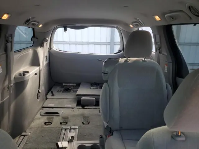 2017 TOYOTA SIENNA LE  