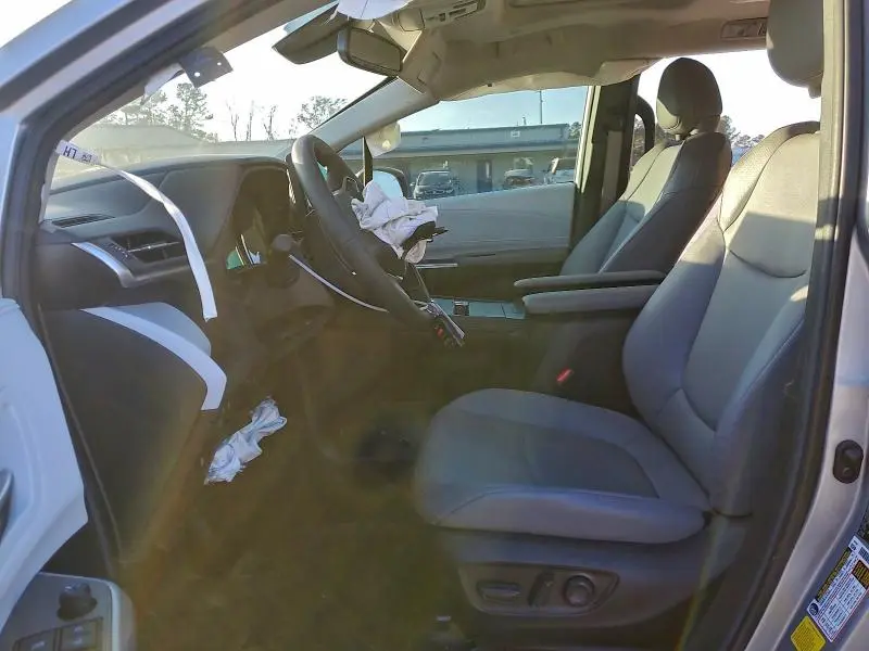 2025 TOYOTA SIENNA XLE  