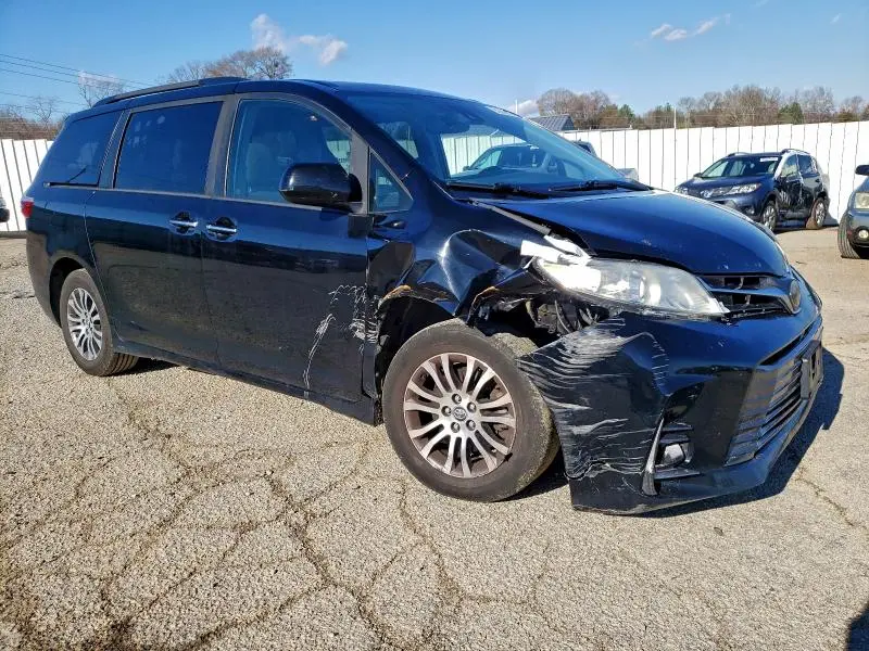 2019 TOYOTA SIENNA XLE  