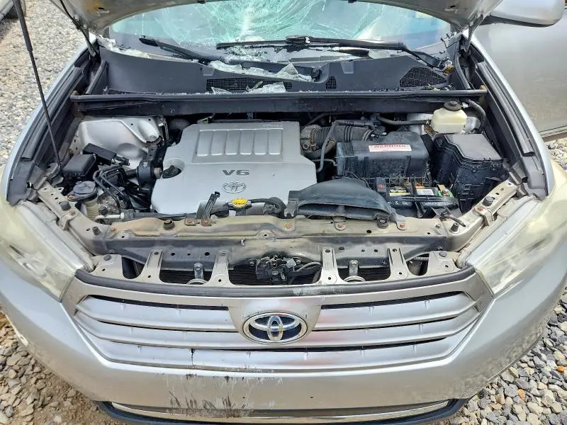 2013 TOYOTA HIGHLANDER SE  