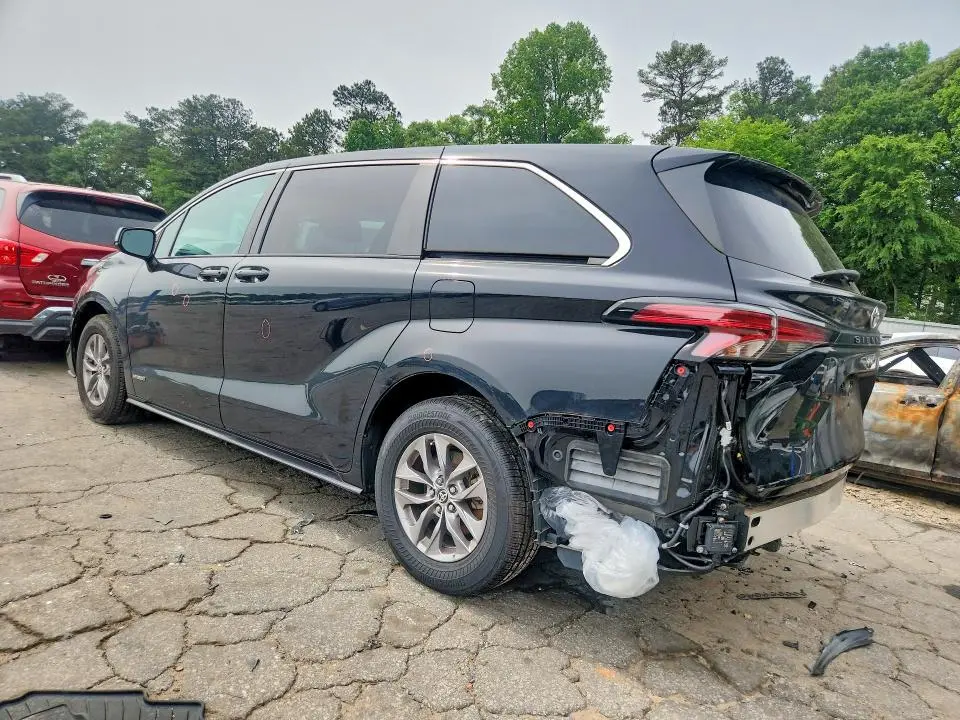 2021 TOYOTA SIENNA LE  