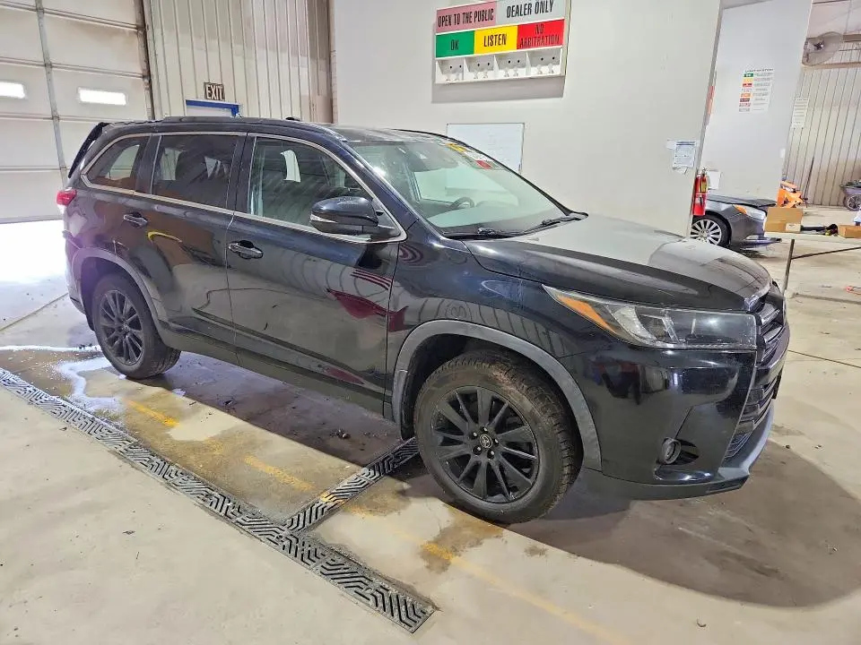 2019 TOYOTA HIGHLANDER SE  