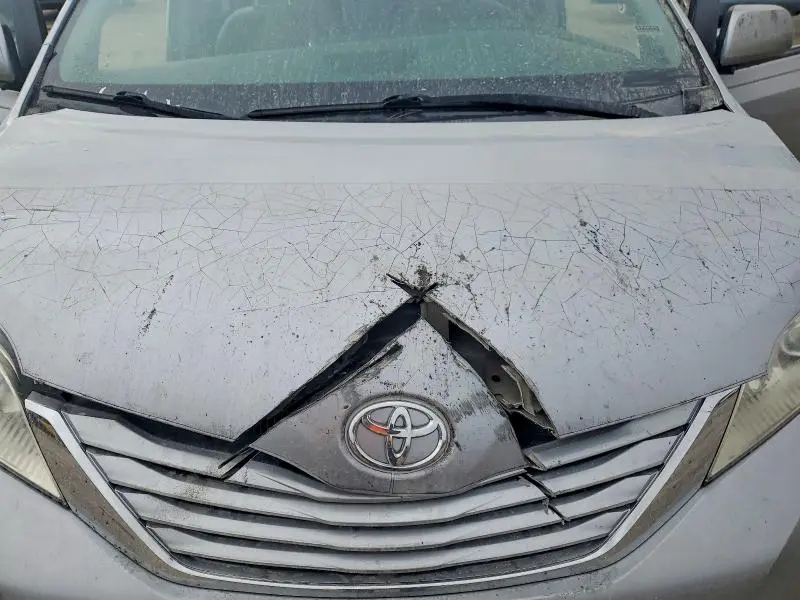 2017 TOYOTA SIENNA LE  