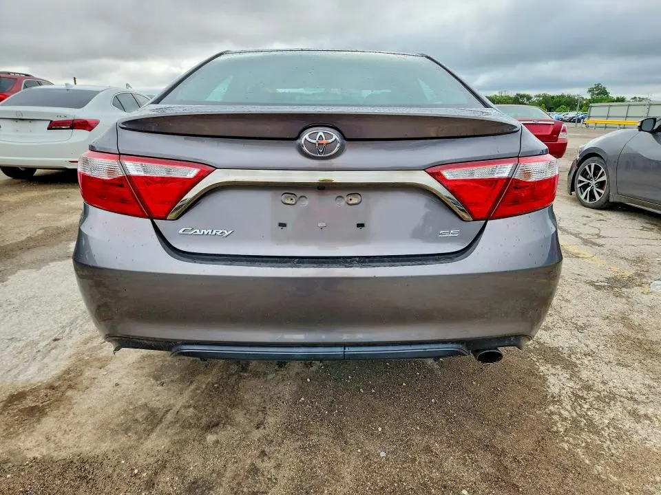 2016 TOYOTA CAMRY SE  