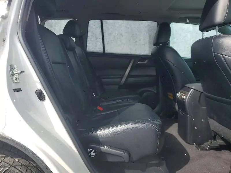 2013 TOYOTA HIGHLANDER SE  