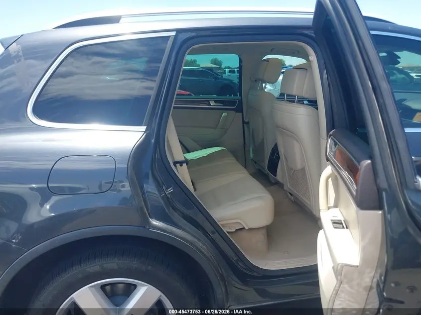 2011 VOLKSWAGEN TOUAREG TDI LUX