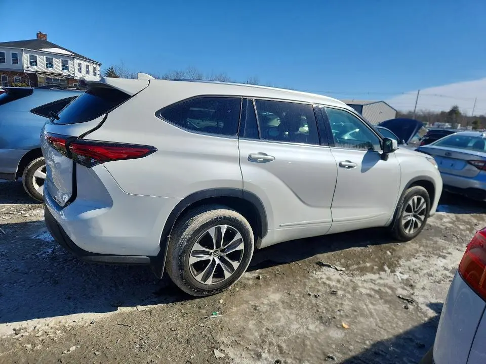 2021 TOYOTA HIGHLANDER XLE  