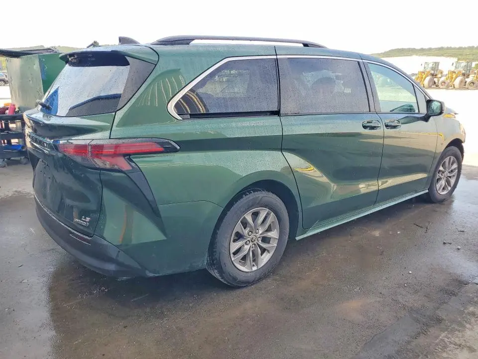 2022 TOYOTA SIENNA LE  
