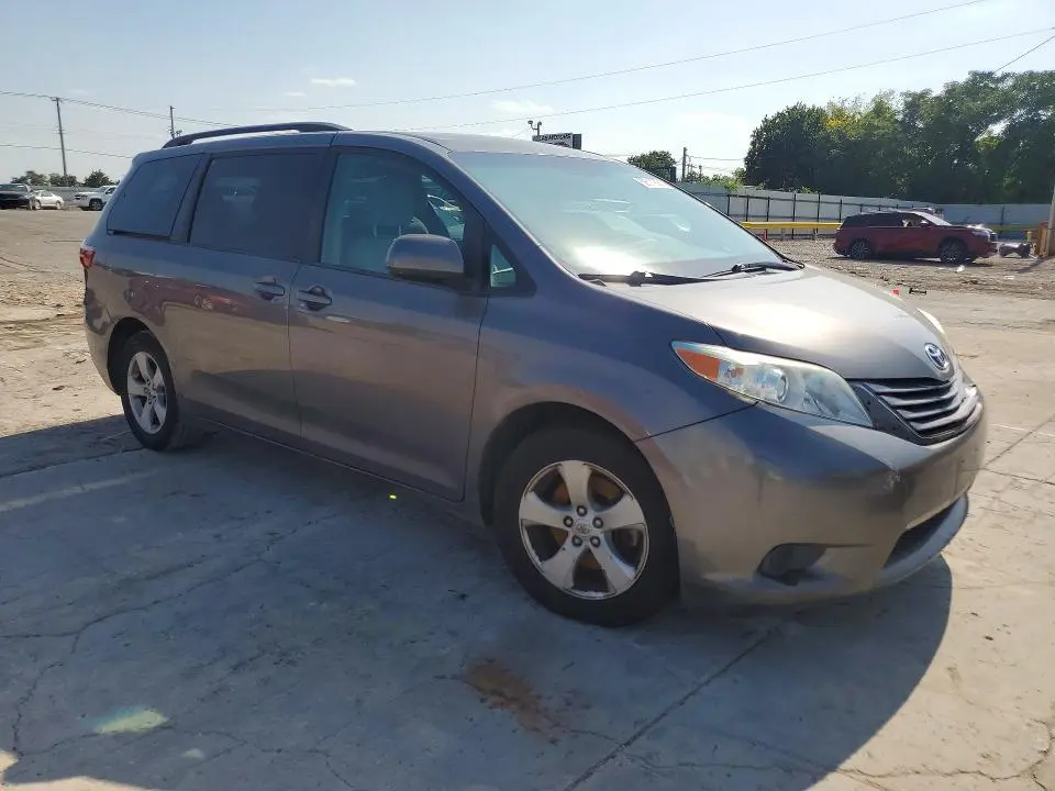 2017 TOYOTA SIENNA LE  