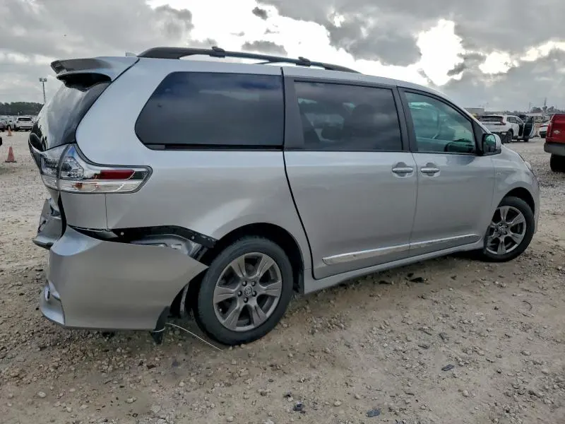 2019 TOYOTA SIENNA SE  