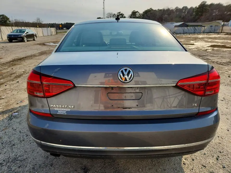 2016 VOLKSWAGEN PASSAT SE  