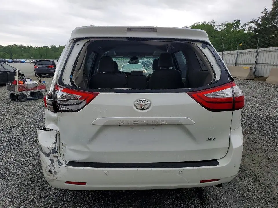 2016 TOYOTA SIENNA XLE 8-PASSENGER  