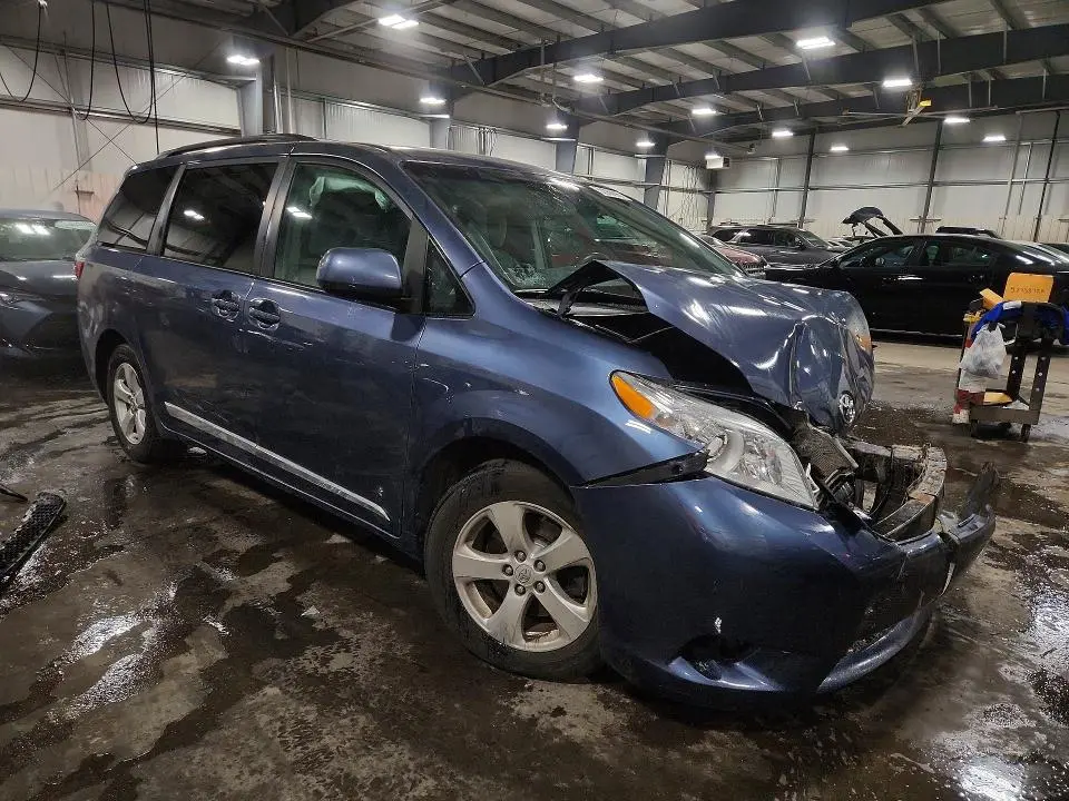 2016 TOYOTA SIENNA LE  