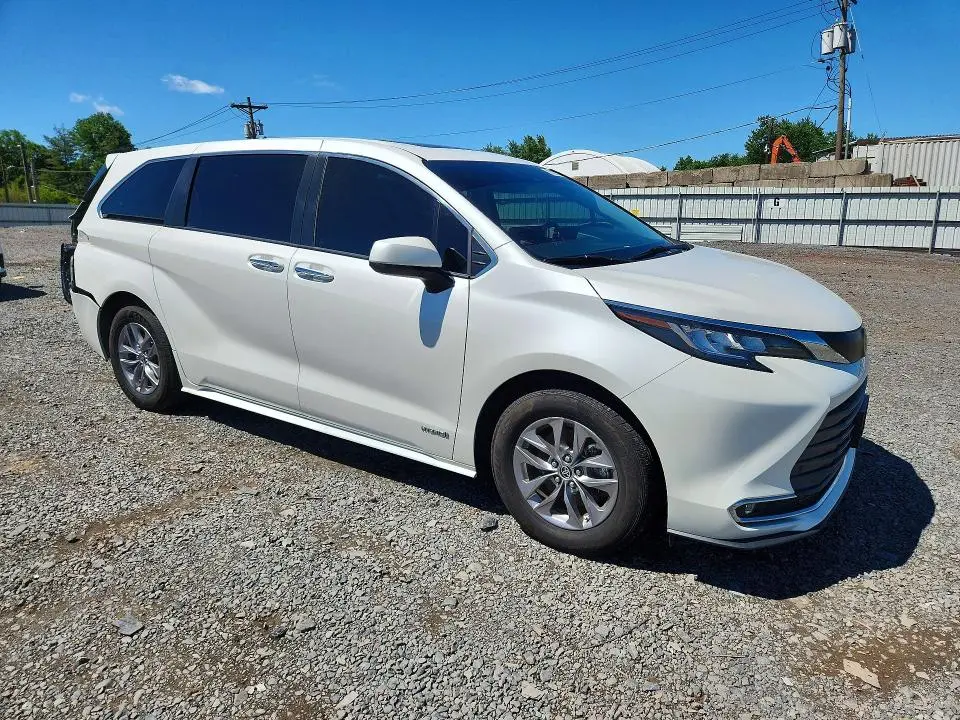 2021 TOYOTA SIENNA XLE  