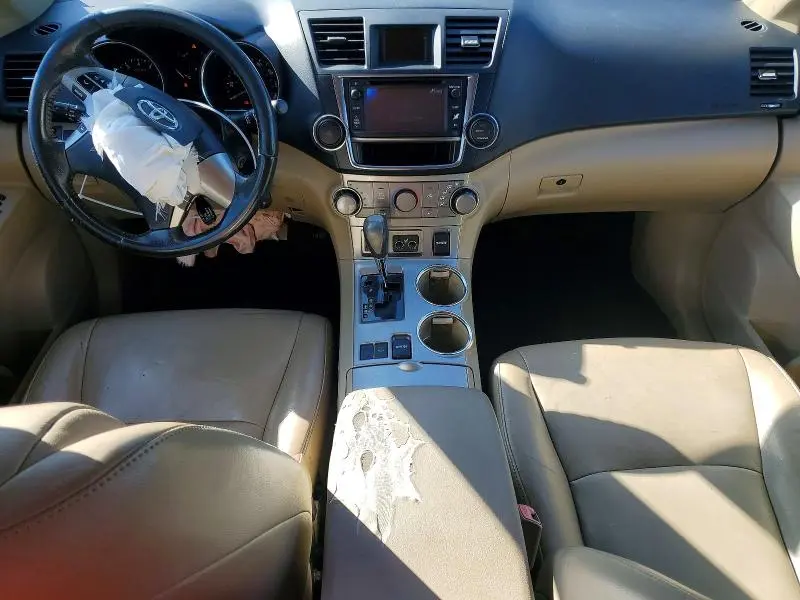 2013 TOYOTA HIGHLANDER SE  
