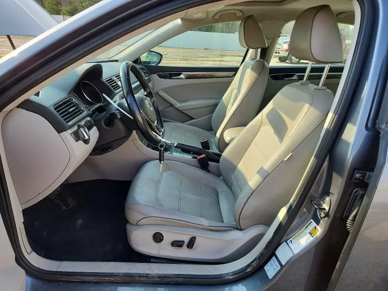 2016 VOLKSWAGEN PASSAT SE  