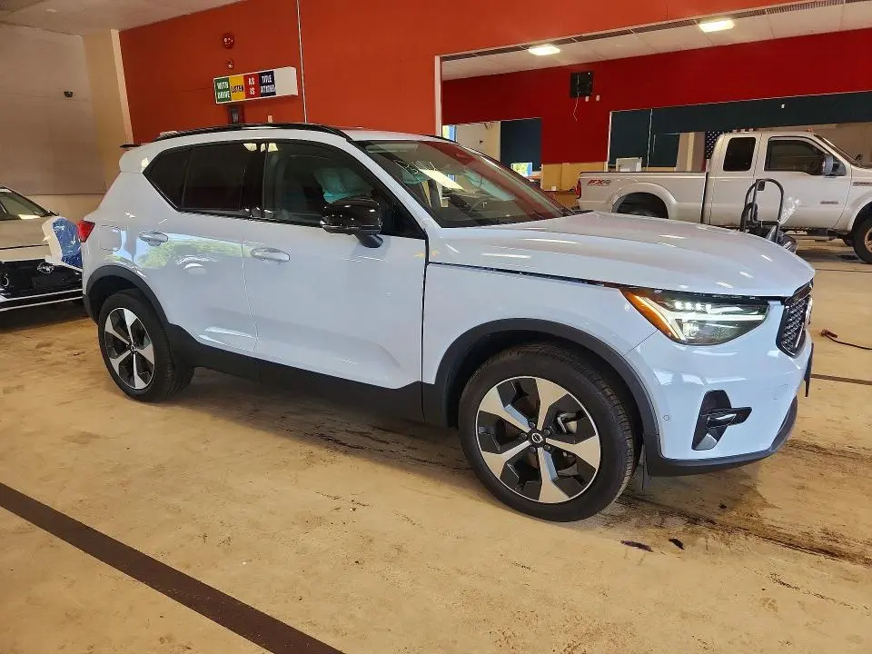 2026 VOLVO XC40 PLUS  