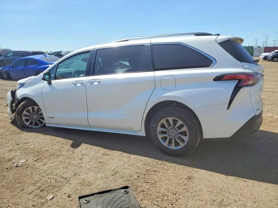 2021 TOYOTA SIENNA XLE  