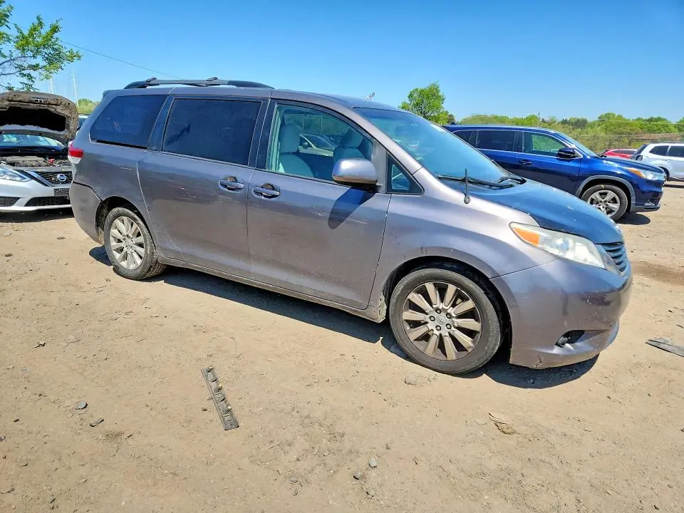 2012 TOYOTA SIENNA LE  