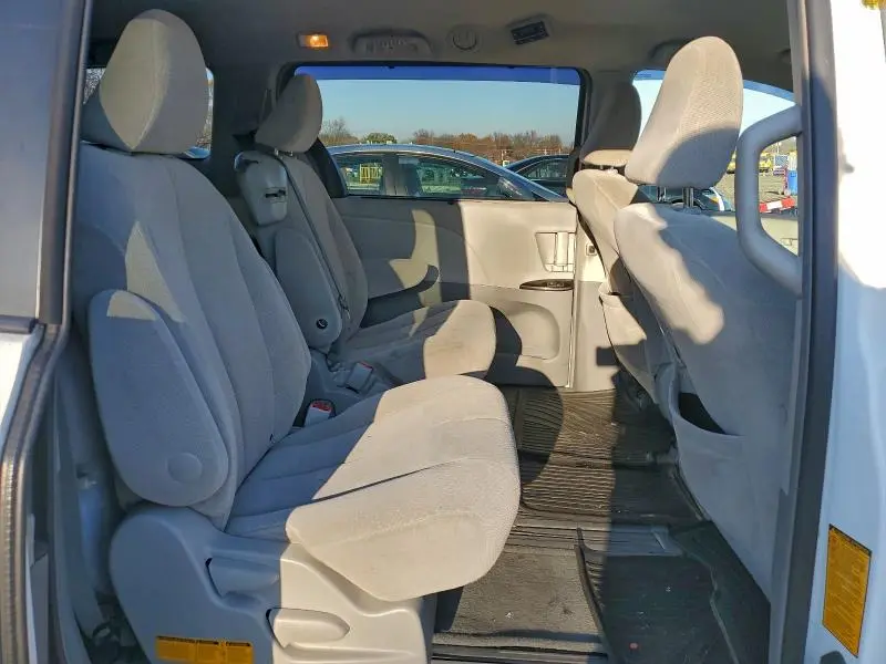 2013 TOYOTA SIENNA LE  