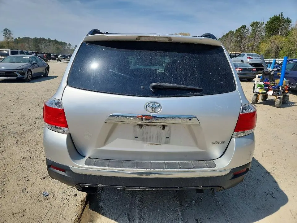 2013 TOYOTA HIGHLANDER SE  