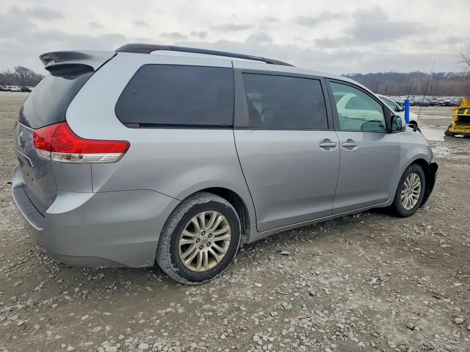 2012 TOYOTA SIENNA XLE  