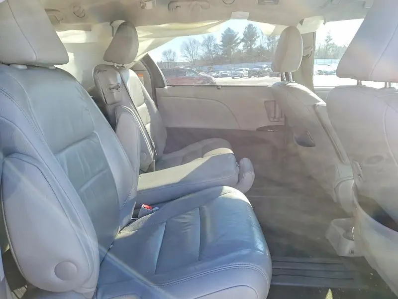 2017 TOYOTA SIENNA   