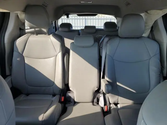 2022 TOYOTA SIENNA LE  