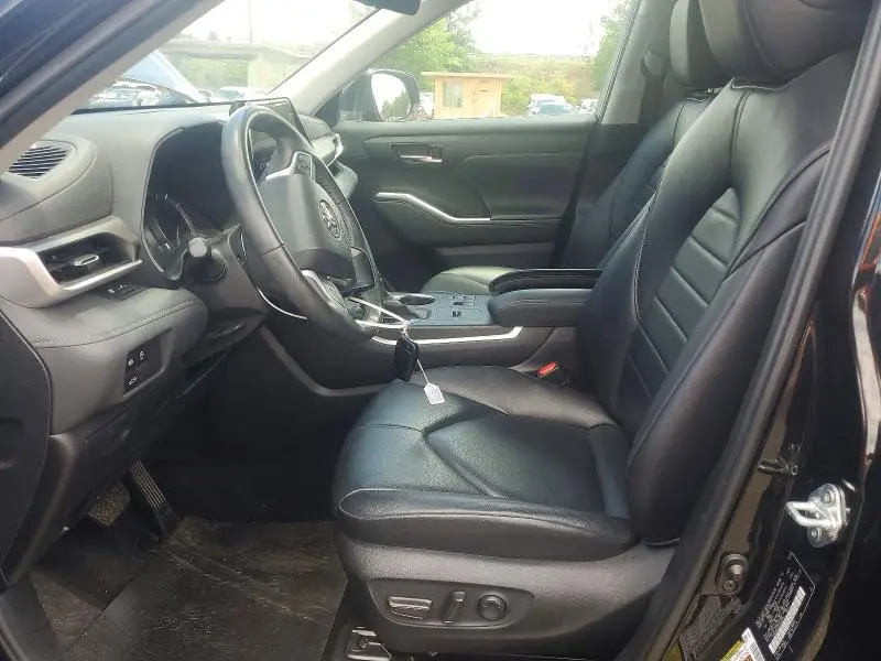 2024 TOYOTA HIGHLANDER XLE  