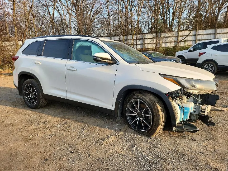 2019 TOYOTA HIGHLANDER SE  