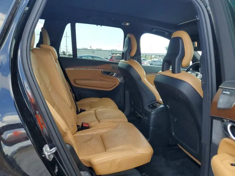 2017 VOLVO XC90 T8  