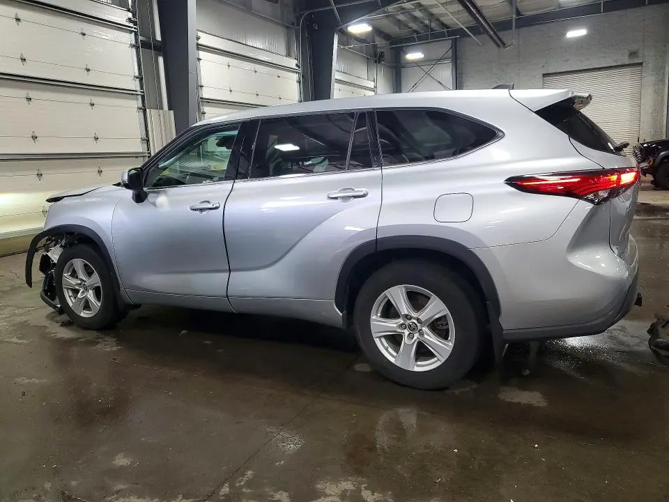 2022 TOYOTA HIGHLANDER LE  