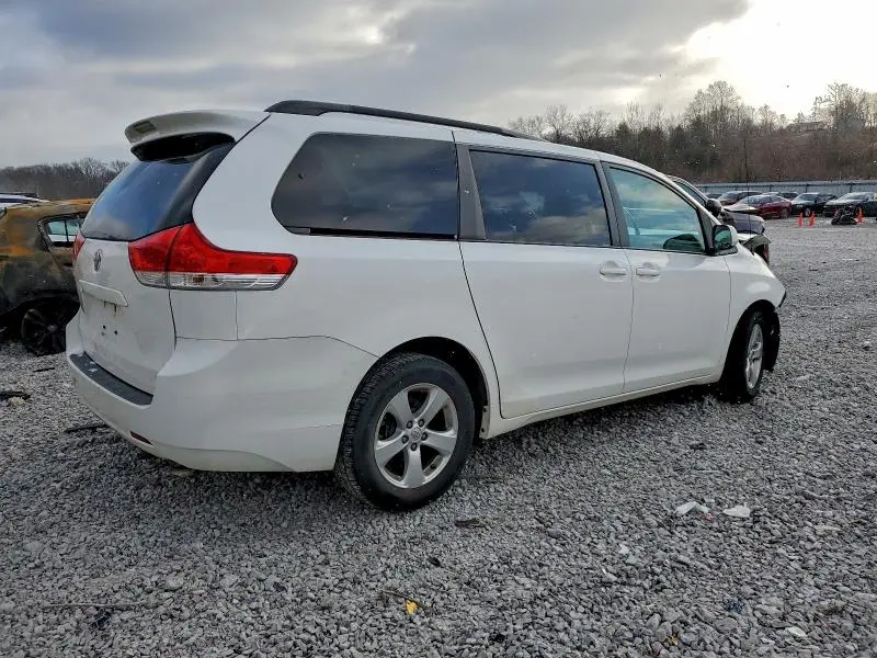 2014 TOYOTA SIENNA LE  