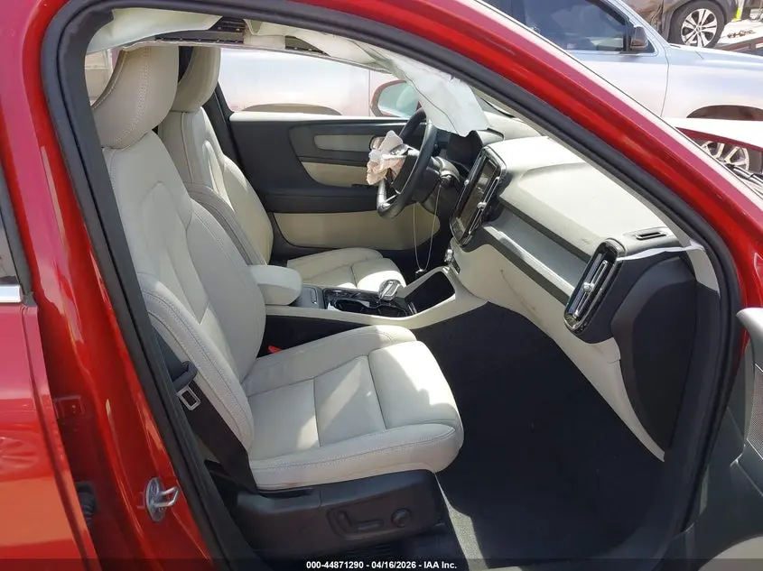 2024 VOLVO XC40 B5 PLUS BRIGHT THEME